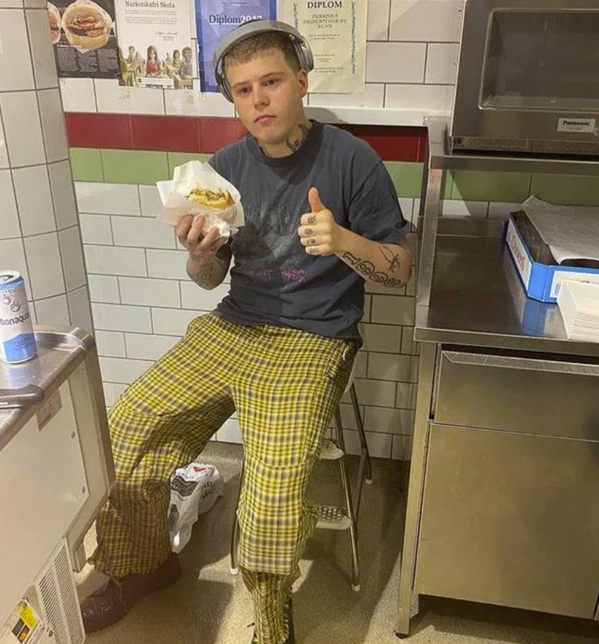 Image of Yung Lean eating